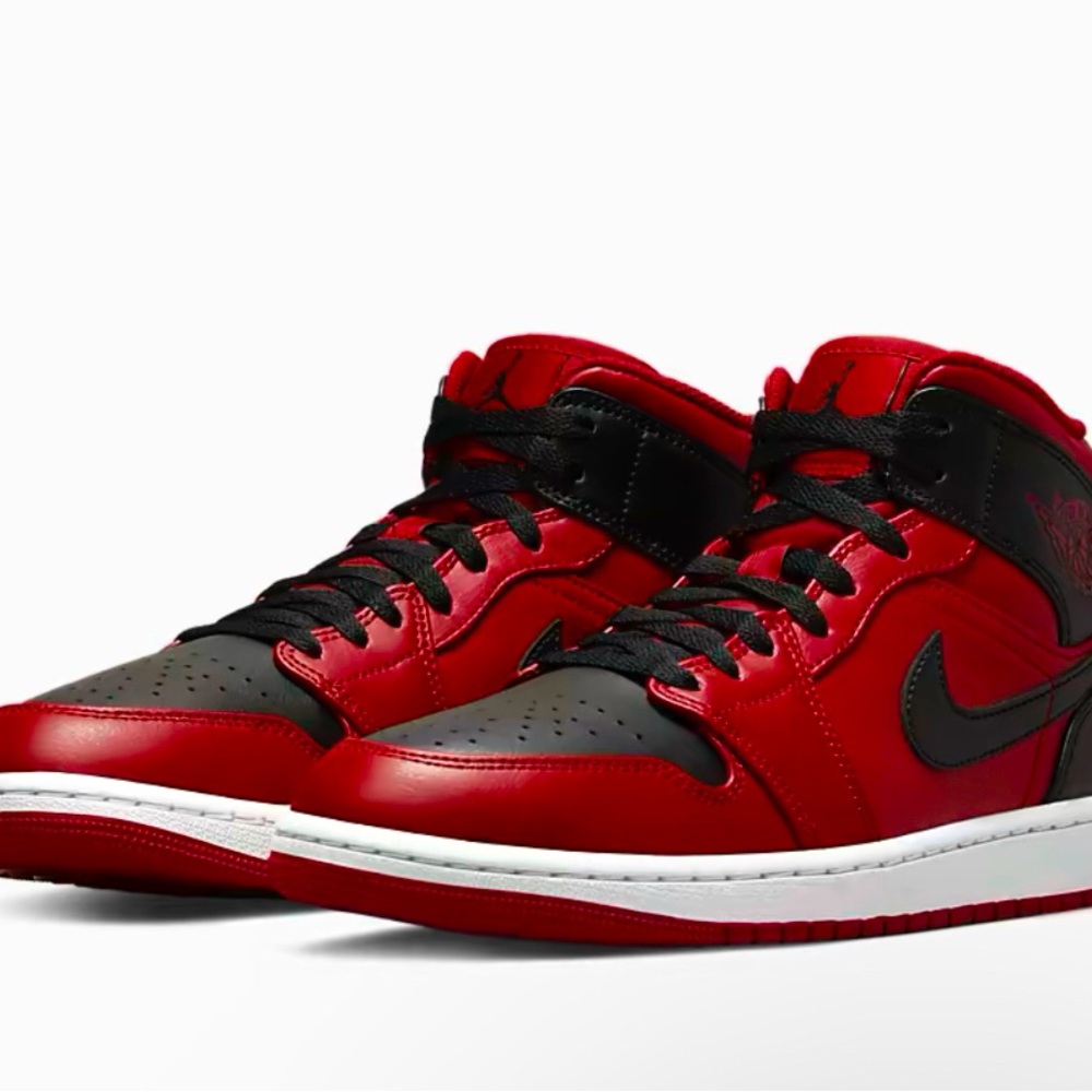 Air Jordan 1 mid 9.5 brand new in the box - Picture 1 of 4